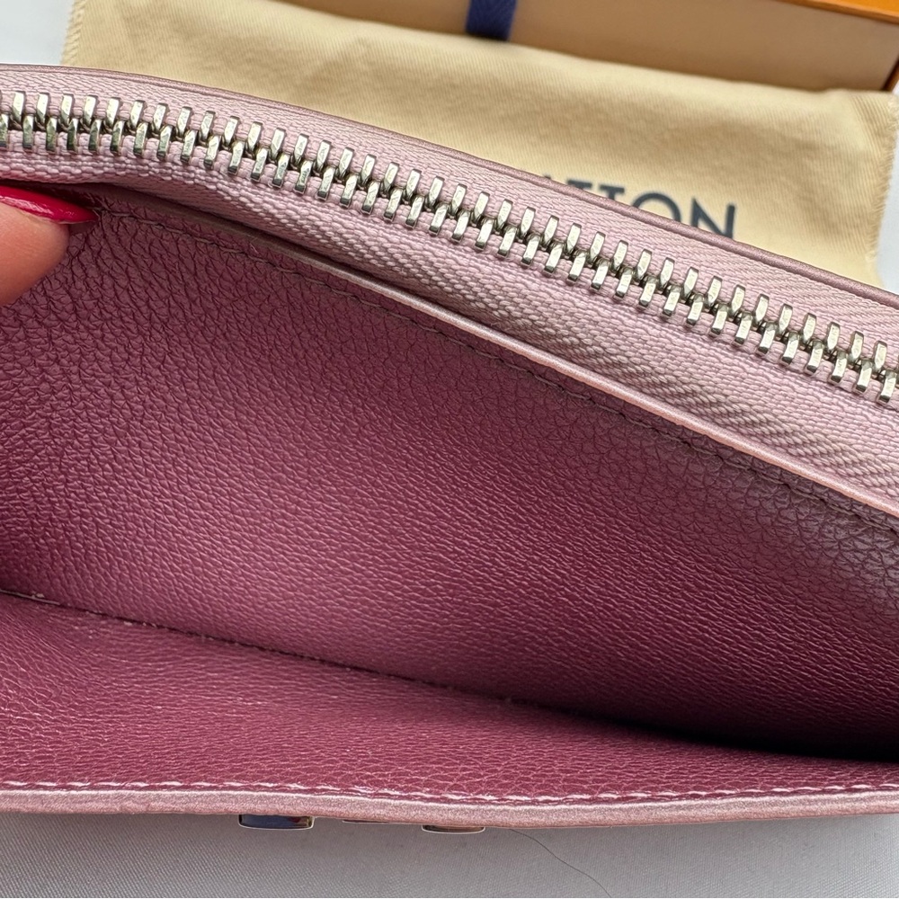 ❌SOLD❌ Louis Vuitton Lock Me Wallet in Crystal Rose Metallic Leather Zippy - Picture 4 of 17